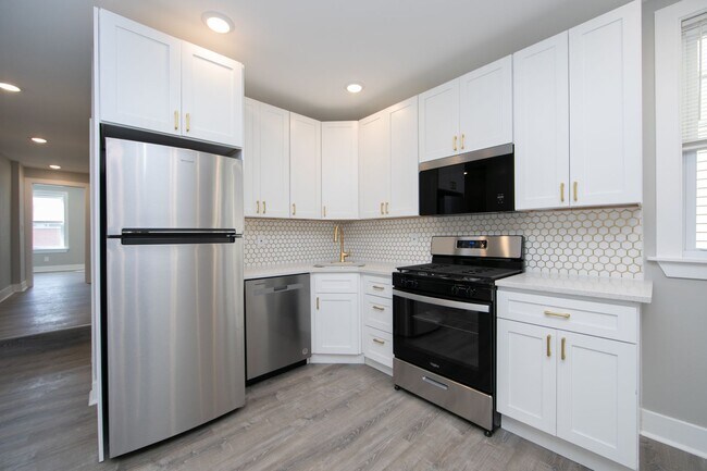 Building Photo - Beautiful Gut Renovated 2 Bed/1 Bath 2nd F...