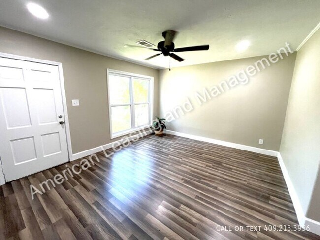 Building Photo - Adorable 2 Bedroom Home in Groves!