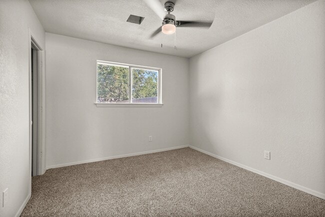 Building Photo - 412 W Austin St