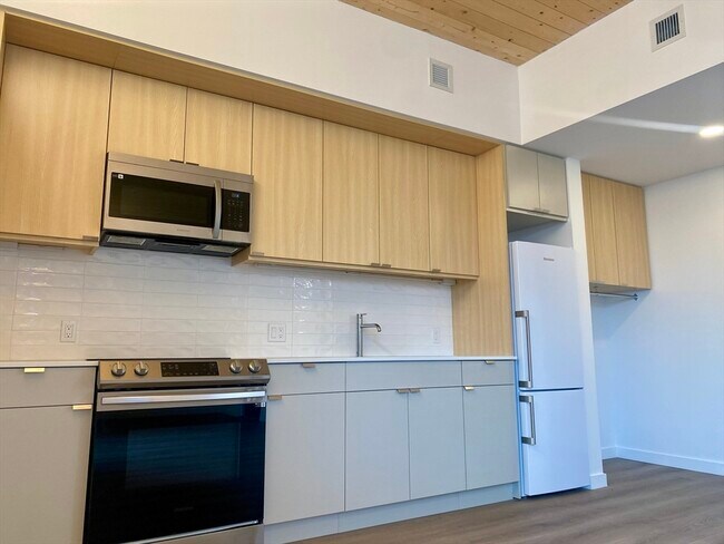 Building Photo - 154 Broadway