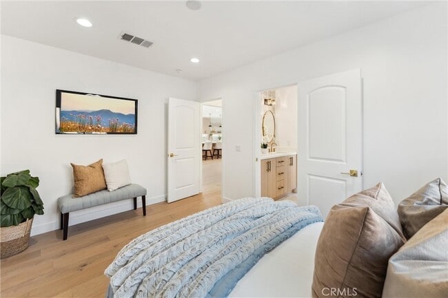 Building Photo - 3945 S Norton Ave