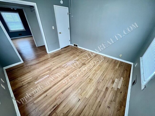 Building Photo - Updated 2 Bedroom 1 Bath House in North KC-Available NOW!!