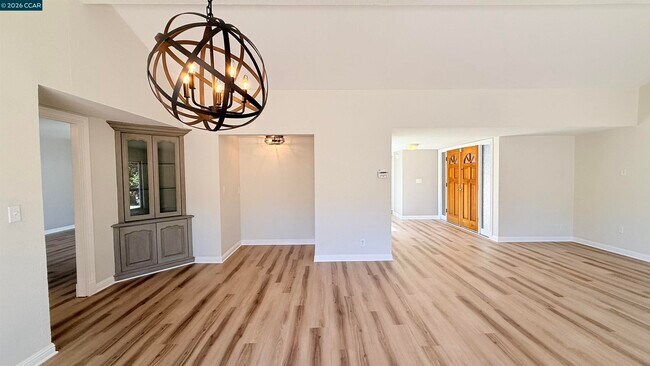 Building Photo - 750 N Paradise Valley Ct