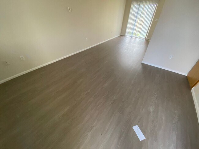 Building Photo - Remodeled 2 Bed 1.5 bath Springfield apartment