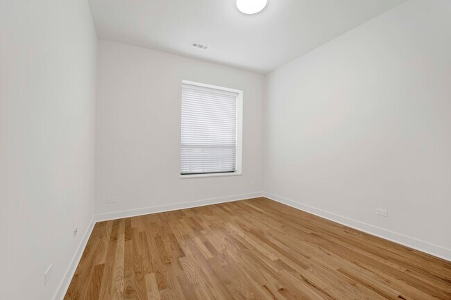 Building Photo - 120 E 57th St