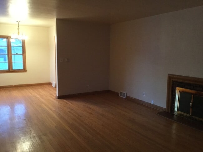 Building Photo - 2 Bedroom single family home W/ detached garage