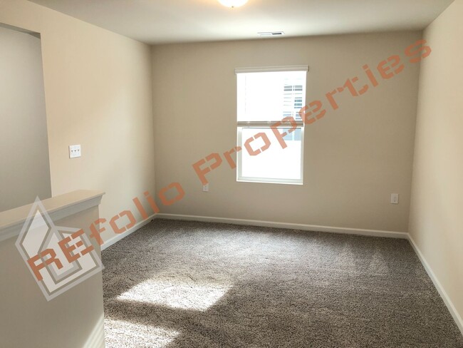 Building Photo - Beautiful 3 Bedroom, 2.5 Bath house w/ 2 C...