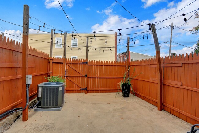 Building Photo - Chic City Living at 2308 E Fairmont Ave!