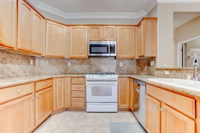 Building Photo - 809 Royal Birch Ln