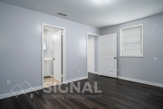 Building Photo - 1421 Rayfield Dr