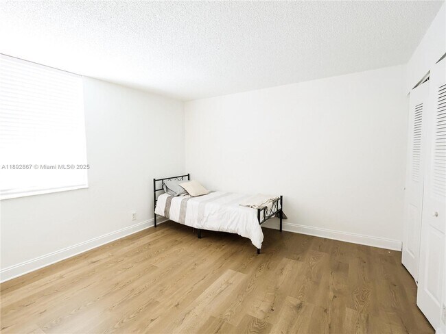 Building Photo - 9125 SW 77th Ave