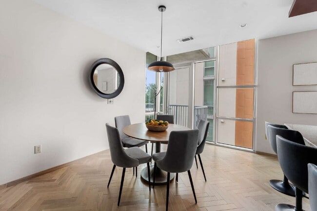 Building Photo - Sophisticated Living on Barton Springs