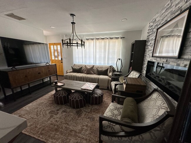 Building Photo - *MOVE IN SPECIAL* $200 off the first full ...