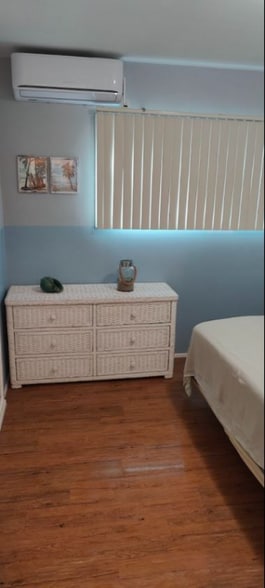 Building Photo - 536 W 39th St