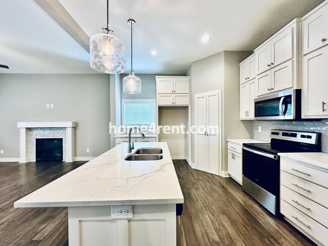 Building Photo - Stunning, Maintenance Free Townhome in Desoto w/ an Elegant Kitchen and Wood Floors Throughout!