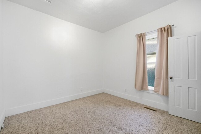 Building Photo - Charming house for rent, with laundry machines included and fenced yard.