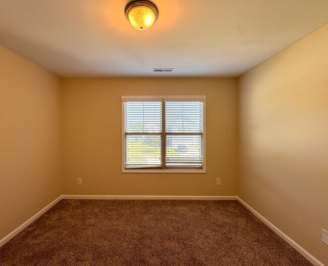 Building Photo - Stunning 4 Bed 2.5 Bath Raeford Home