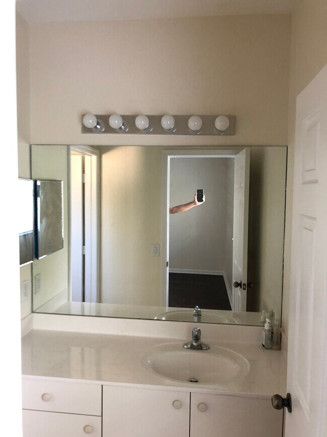 Building Photo - 5023 SE Mariner Garden Cir