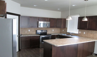 Building Photo - 3 Bedroom, 2 1/2 Bathroom Unit in Duplex f...