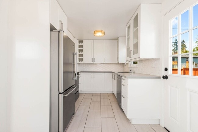 Building Photo - Bright & Spacious Remodeled Home Near Columbia City, Mt. Baker & Lake Washington