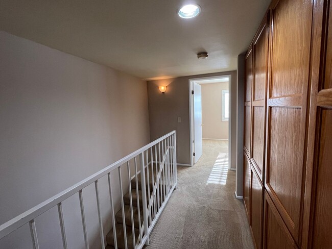 Building Photo - 2 bed / 2 bath two story in prime La Cresc...