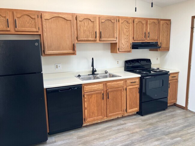 Building Photo - Updated 2 Bedroom, 1.5 Bath, and 1-Car Gar...