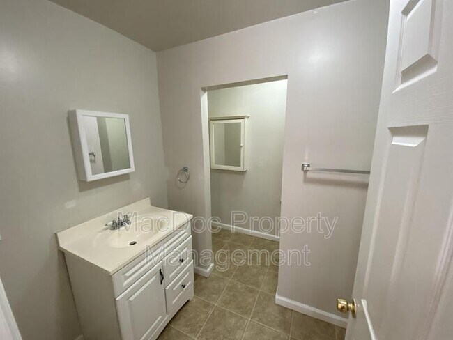 Building Photo - 117 Edgehill Dr