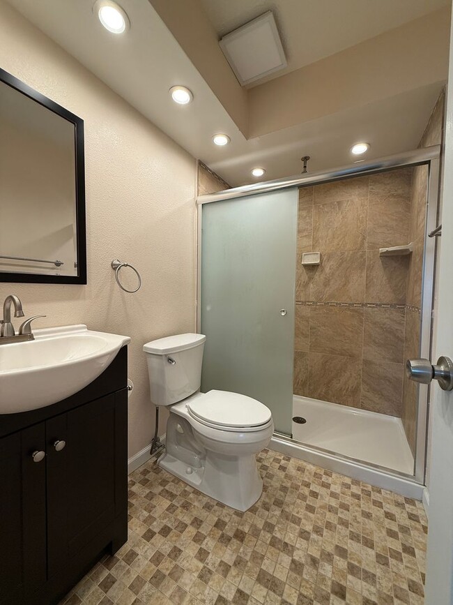 Building Photo - East Orlando Pool Home