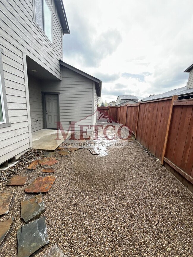 Building Photo - FOR RENT: Beautiful Coburg 3 Bed / 2.5 Bath Craftsman!