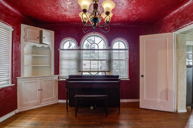 Building Photo - Charming Tuscany Villa block away from TTU