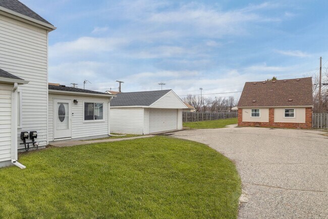 Building Photo - OPEN HOUSE SATURDAY 5/10 FROM 3:00 TO 4:00...