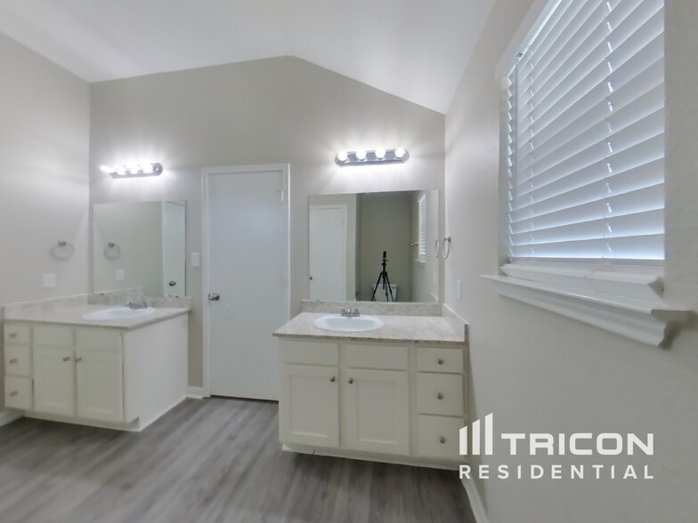 Building Photo - 8527 Rita Blanca Dr