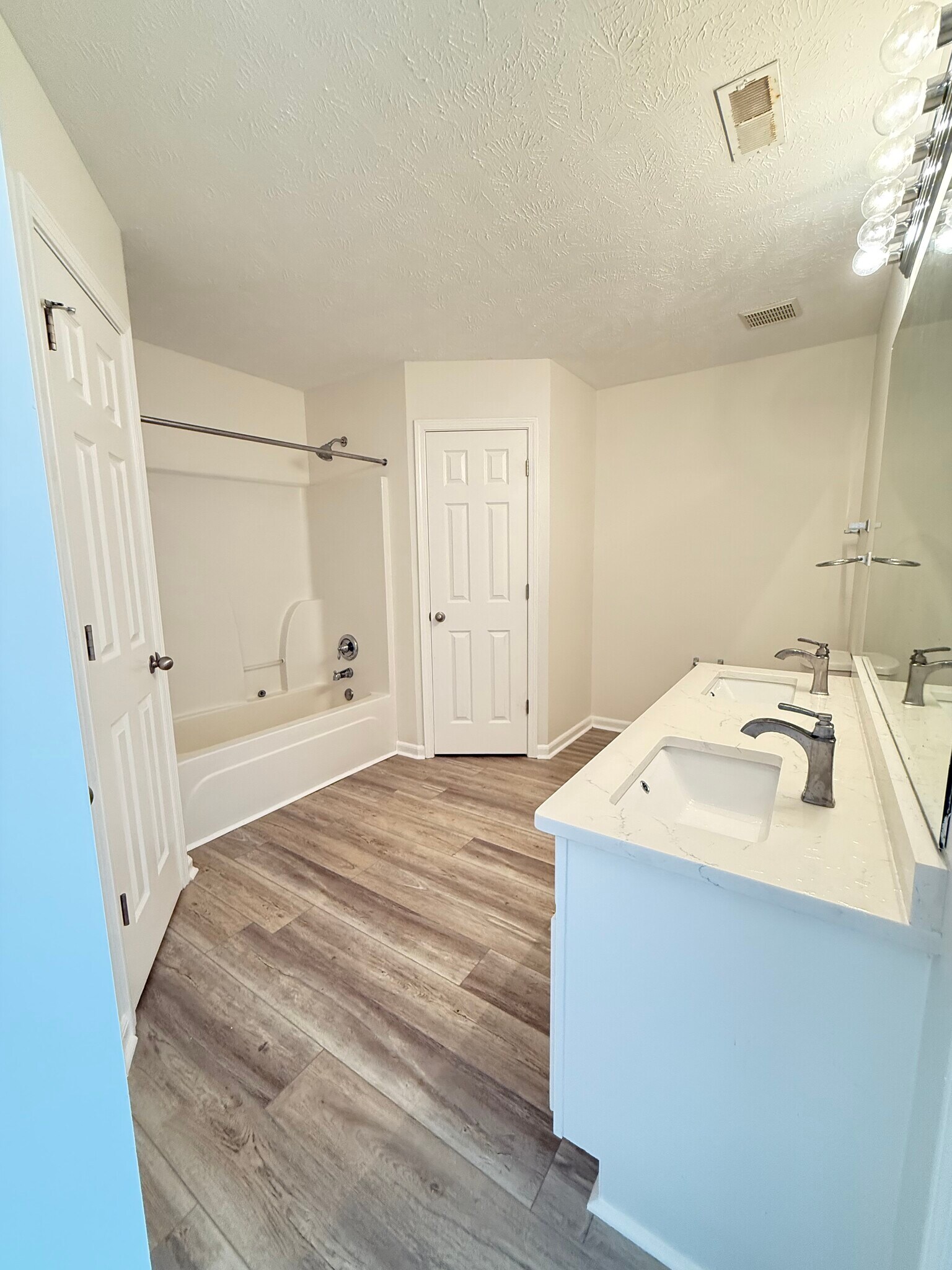 Master bathroom - 406 Silver Lakes Ct