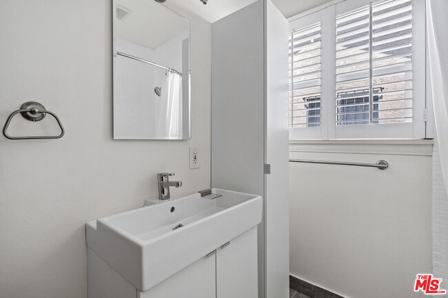 Building Photo - 908 Venezia Ave