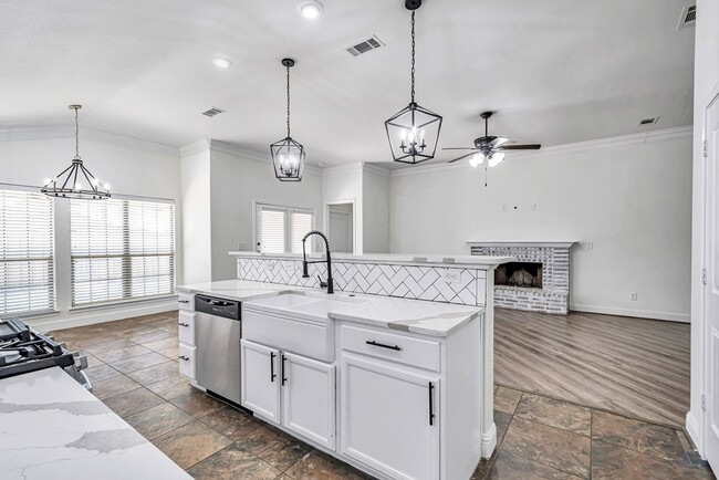 Building Photo - 410 E 97th St