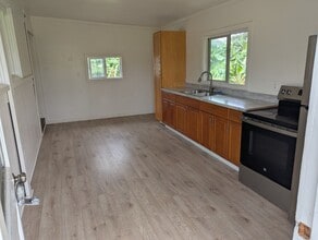 Building Photo - 2 Bed 1 Bath Apartment with one parking.  Tenant pay all utilities.