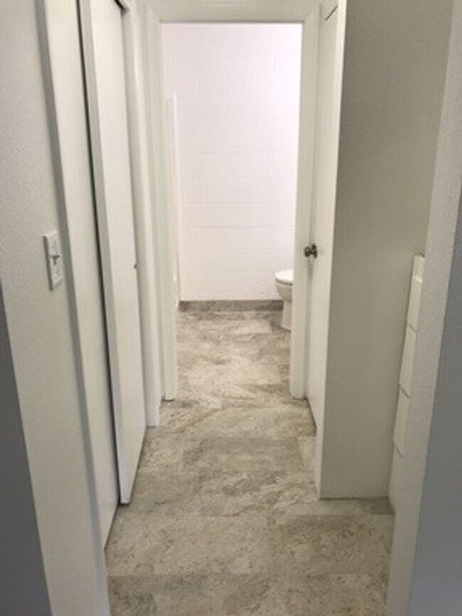 Building Photo - Studio Apartment - Available August 18th