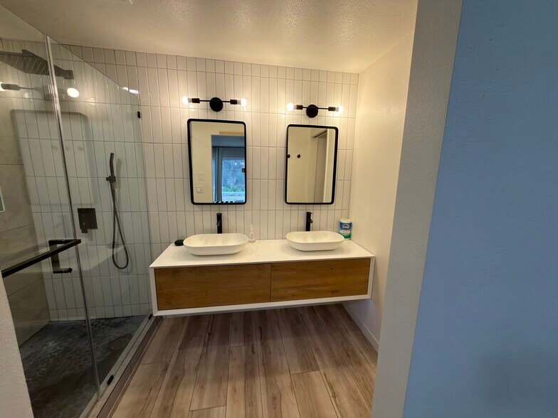 Building Photo - 740 Chesham Ave