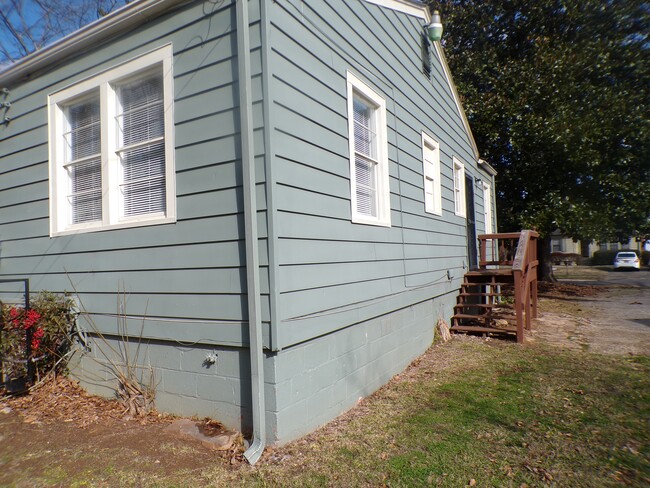 Building Photo - 105 Hardy St