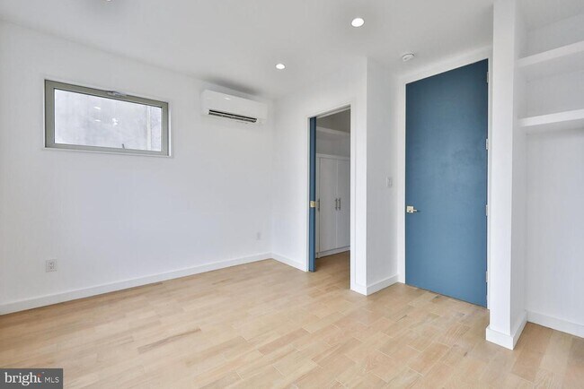 Building Photo - 725 S 6th St