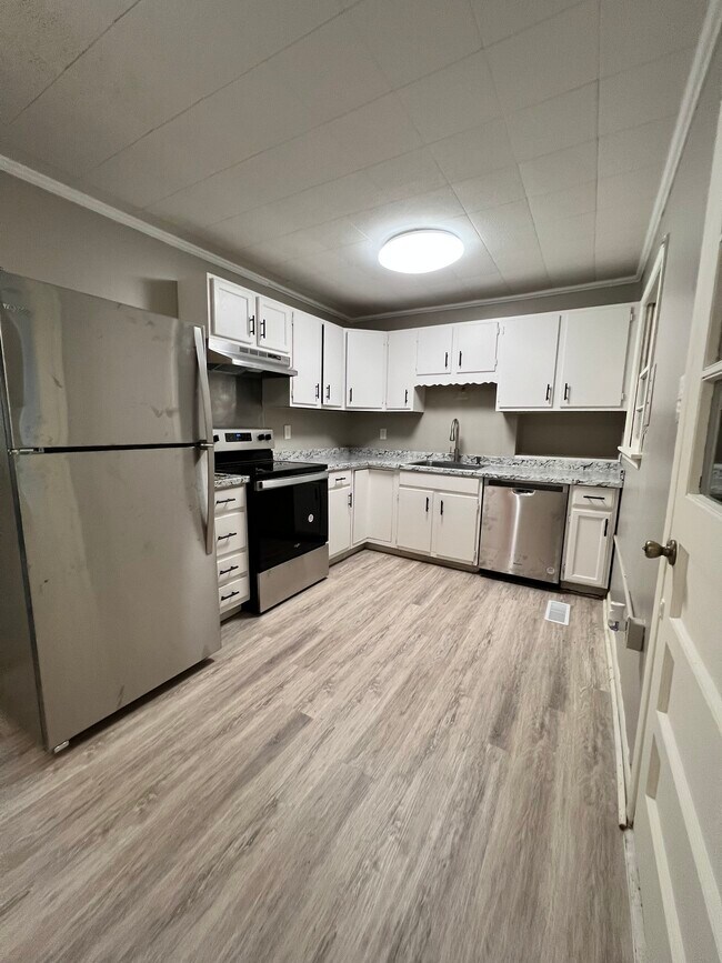 Building Photo - 1533 Hartford Rd