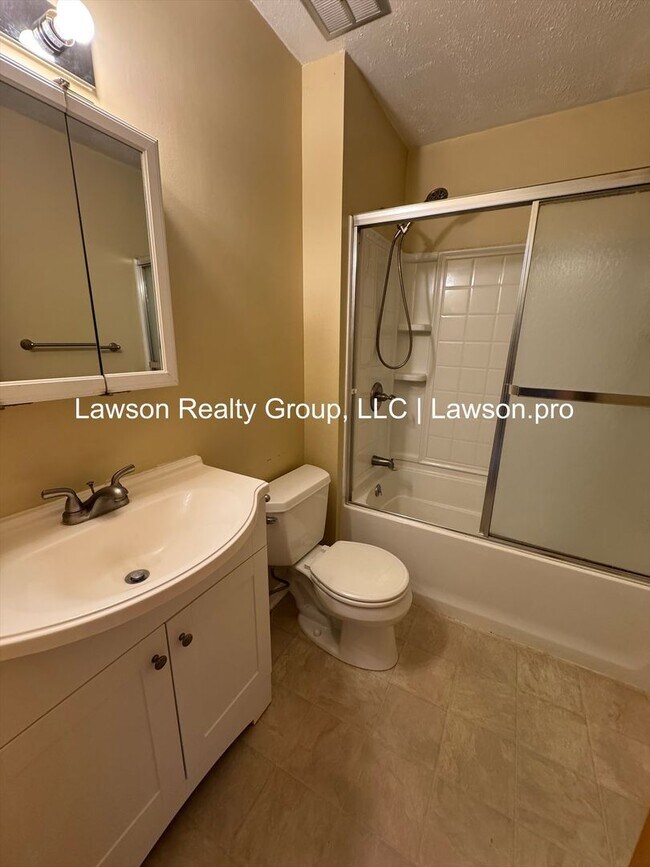 Building Photo - Updated Townhome Located in the Town of Vinton