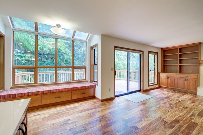 Building Photo - 5bd/3.5ba Bellevue Home