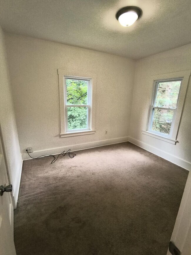 Building Photo - 1415 Kenyon Dr