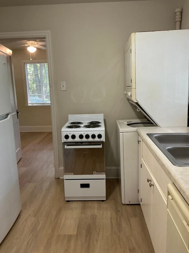 Building Photo - 1 Bedroom/ 1 Bath Cottage off Prince Avenue! Available soon!