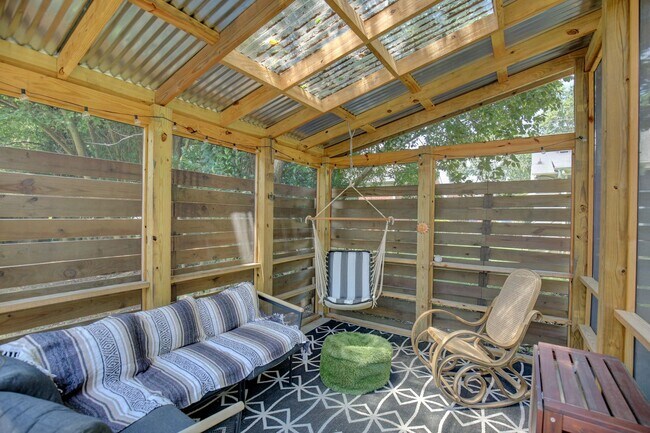 Building Photo - Adorable 3 bedroom ranch with fenced yard!