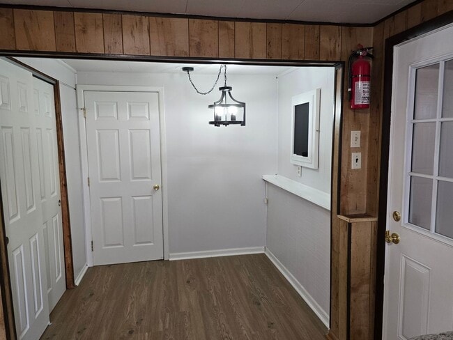Building Photo - Three bedroom one bath in New Castle
