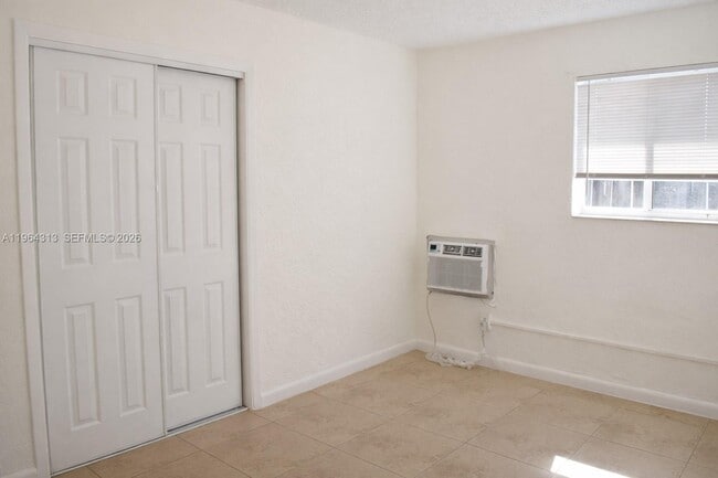 Building Photo - 932 Moffett St