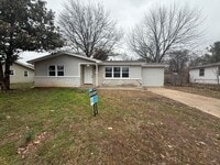 Building Photo - 4 Bedroom 2 Bathroom House Available NOW!