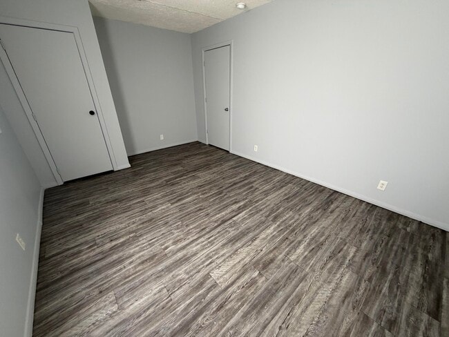 Building Photo - 1402 Main-E